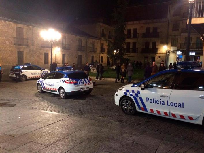 Vehículos policiales en otra intervención en la plaza de Monterrey.