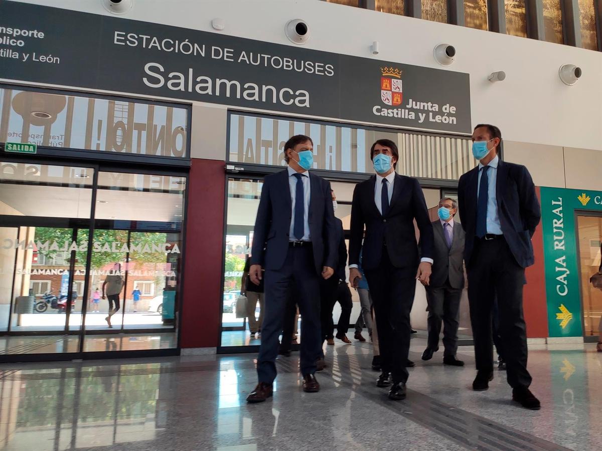 Carlos García Carbayo (i), Juan Carlos Suárez-Quiñones (c) y el director general del Grupo Avanza (d) en la estación de autobuses de Salamanca.