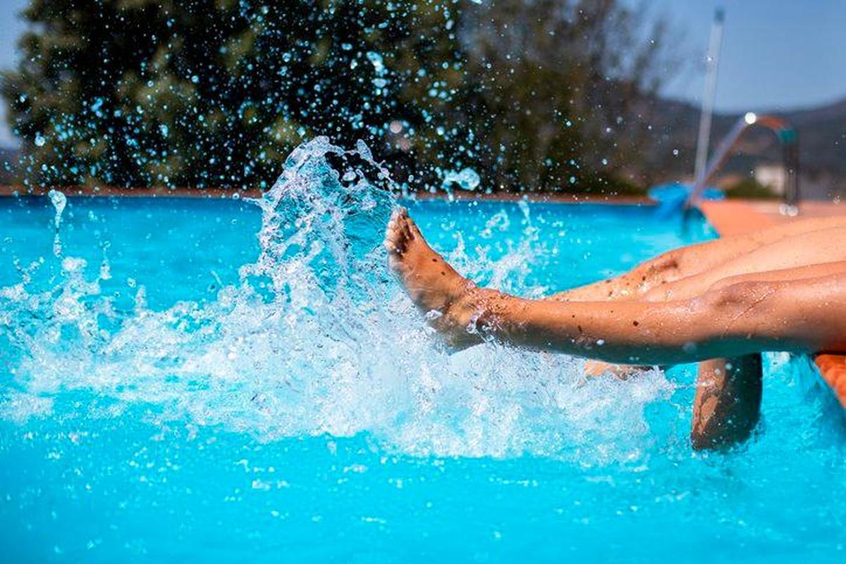 Realizando ejercicio dentro de una piscina.