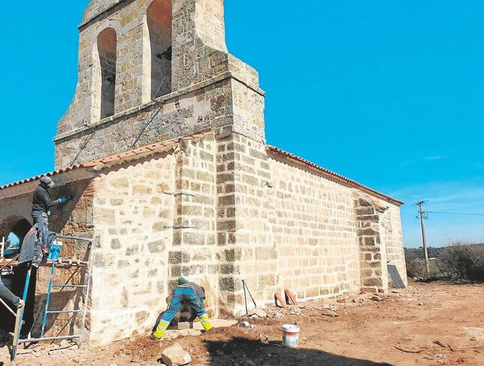 Los voluntarios en los trabajos en la ermita de la Virgen del Cañedo.