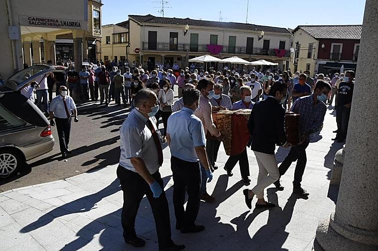 Impresionante silencio para despedir a Juan José en La Fuente de San Esteban