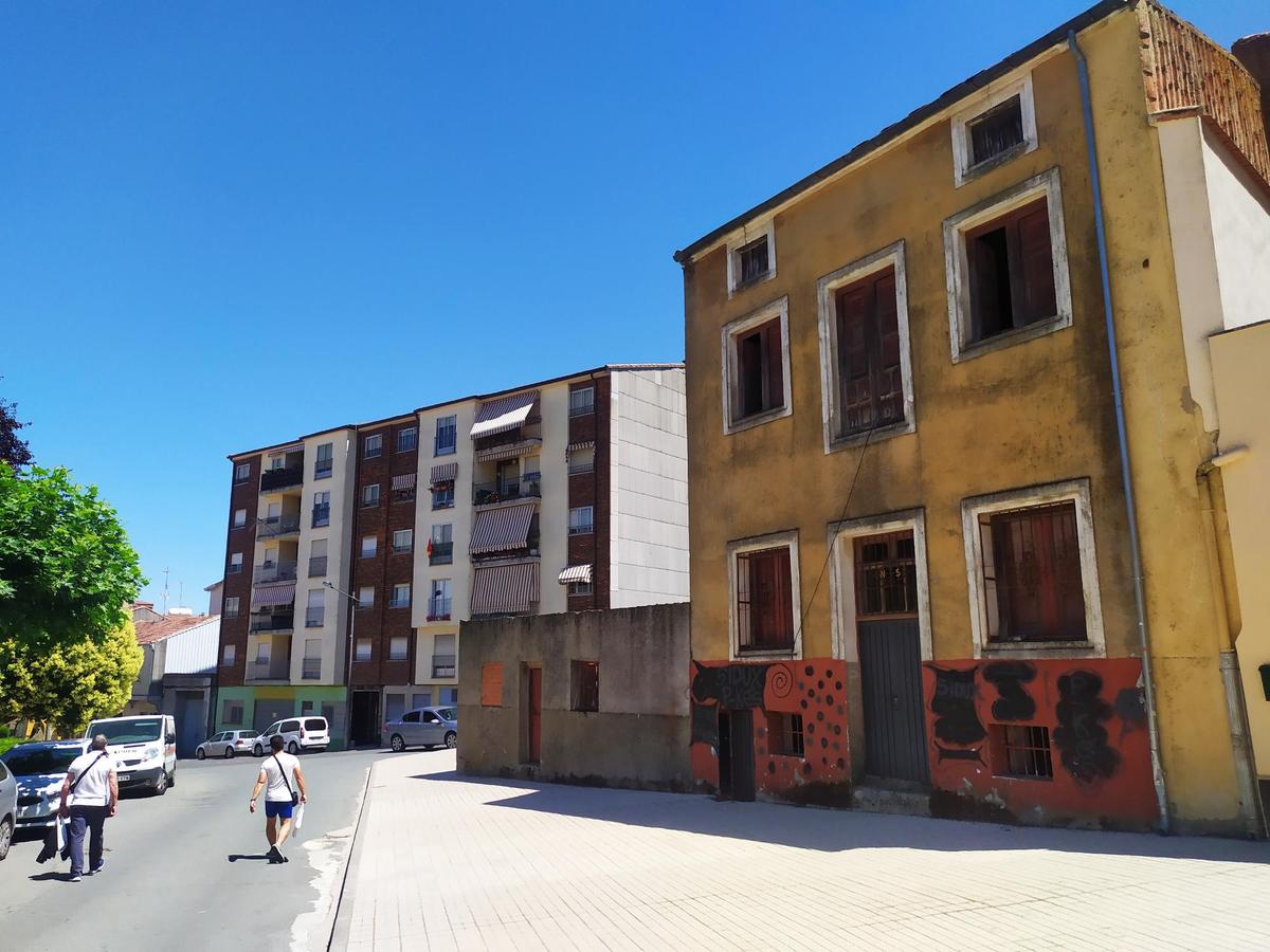 Imagen de un edificio en Guijuelo en cuyos bajos se ubica una de las muchas peñas de la localidad.