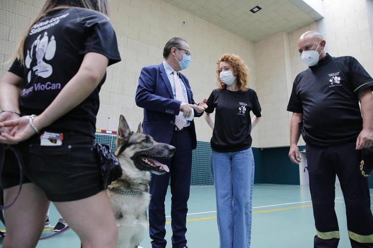 Uno de los perros observado por el jefe de la Policía Local.