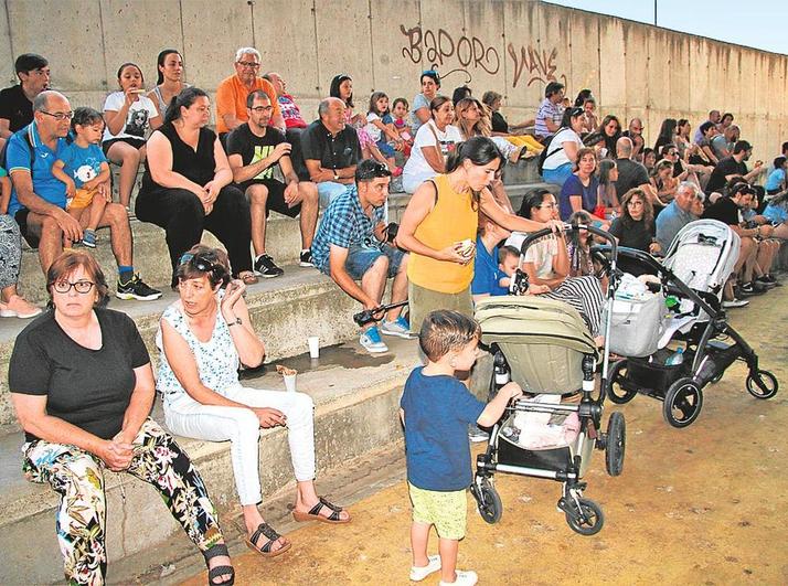 La degustación de los bocadillos se llevaba a cabo en el frontón.