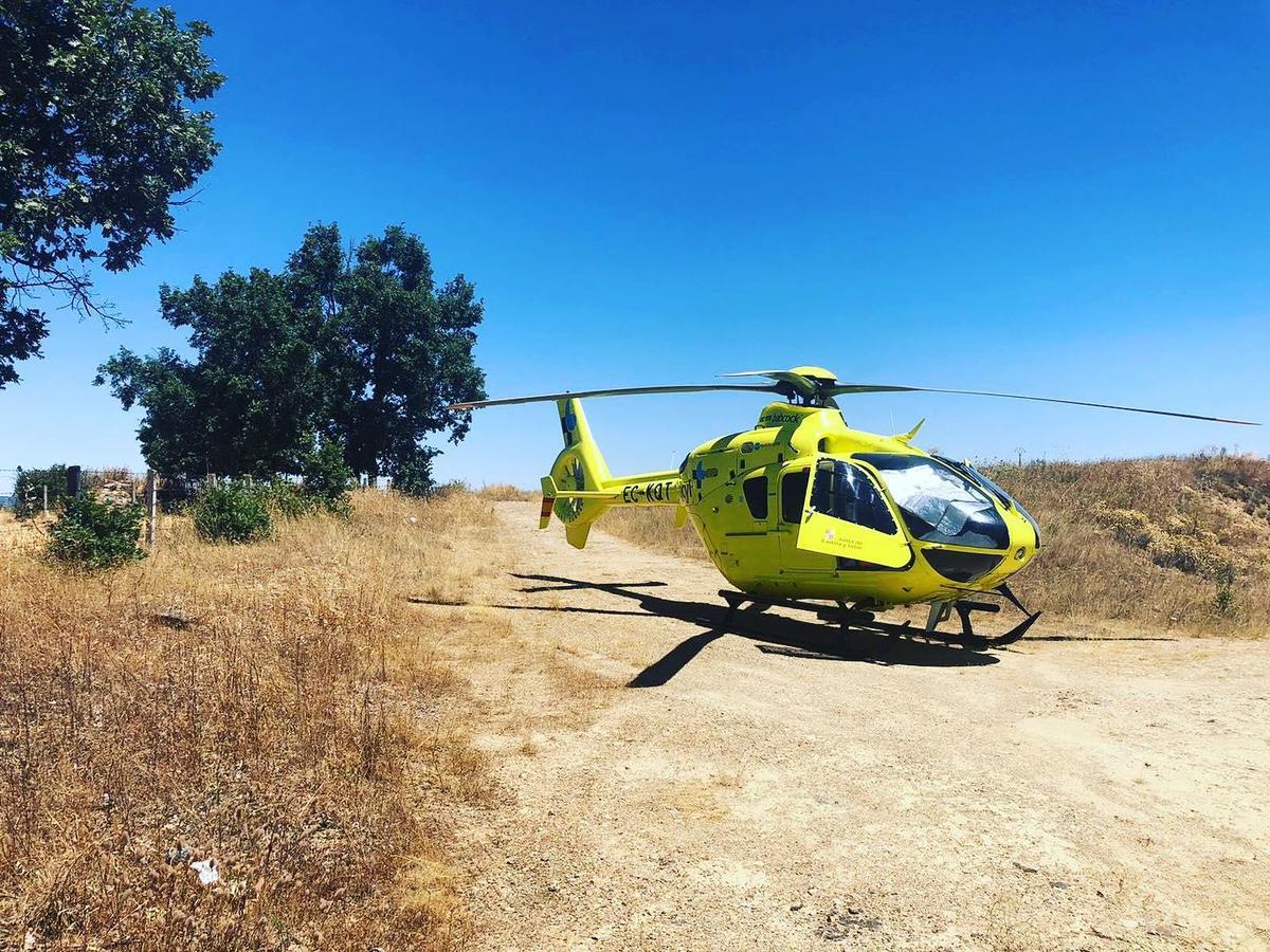 El Helicópotero Medicalizado junto al cruce de Monleón en el que se ha producido el accidente. | HEM