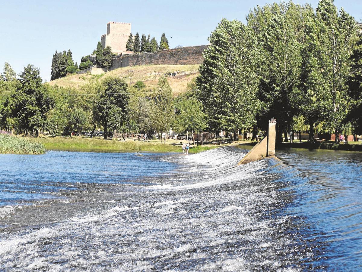 El Castillo de Enrique II se muestra sobre el espléndido río Águeda.