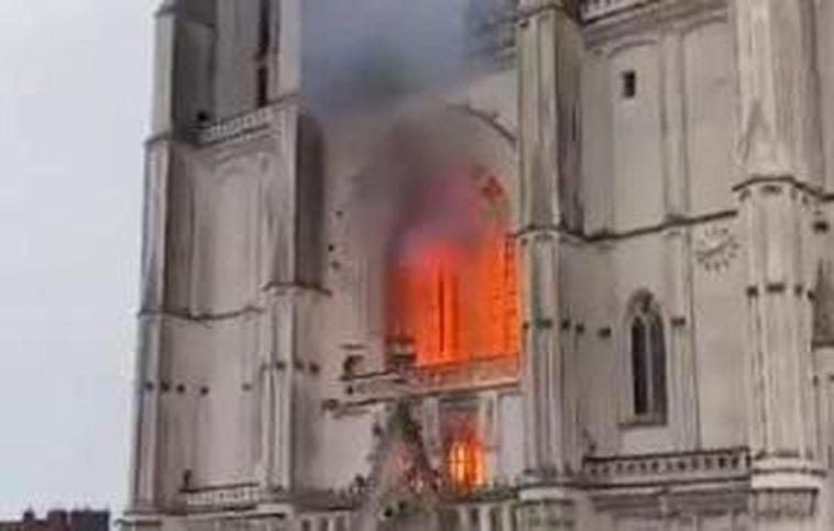 Las llamas de la Catedral de Nantes, visibles desde el exterior.