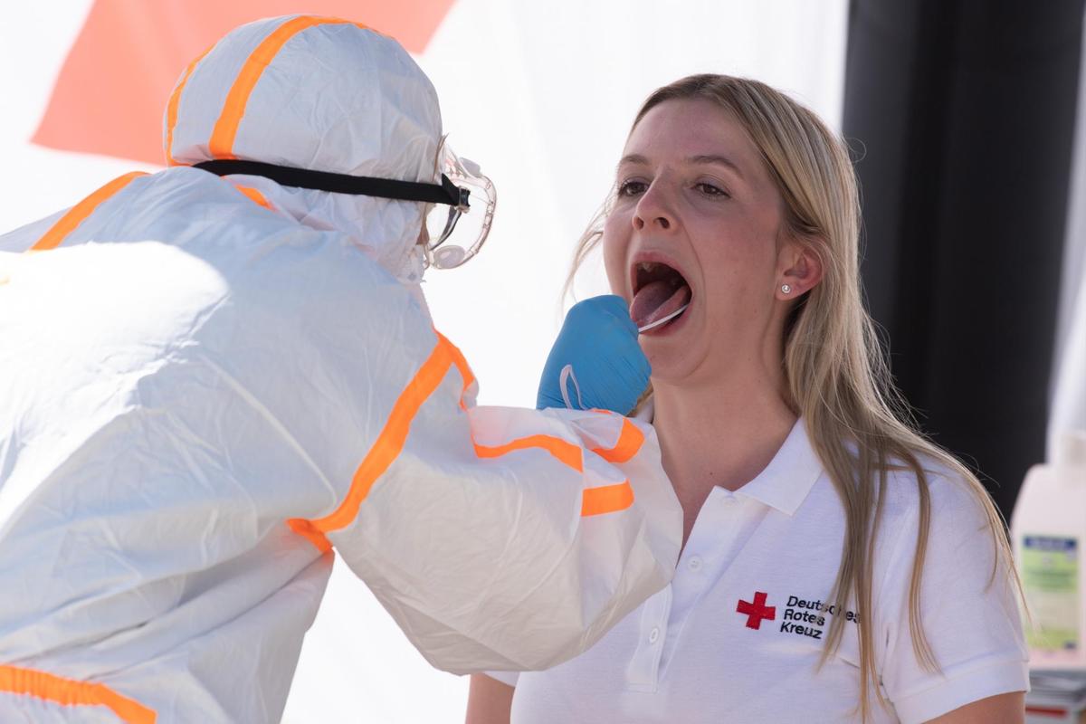 Una voluntaria de Cruz Roja se somete al test de coronavirus.