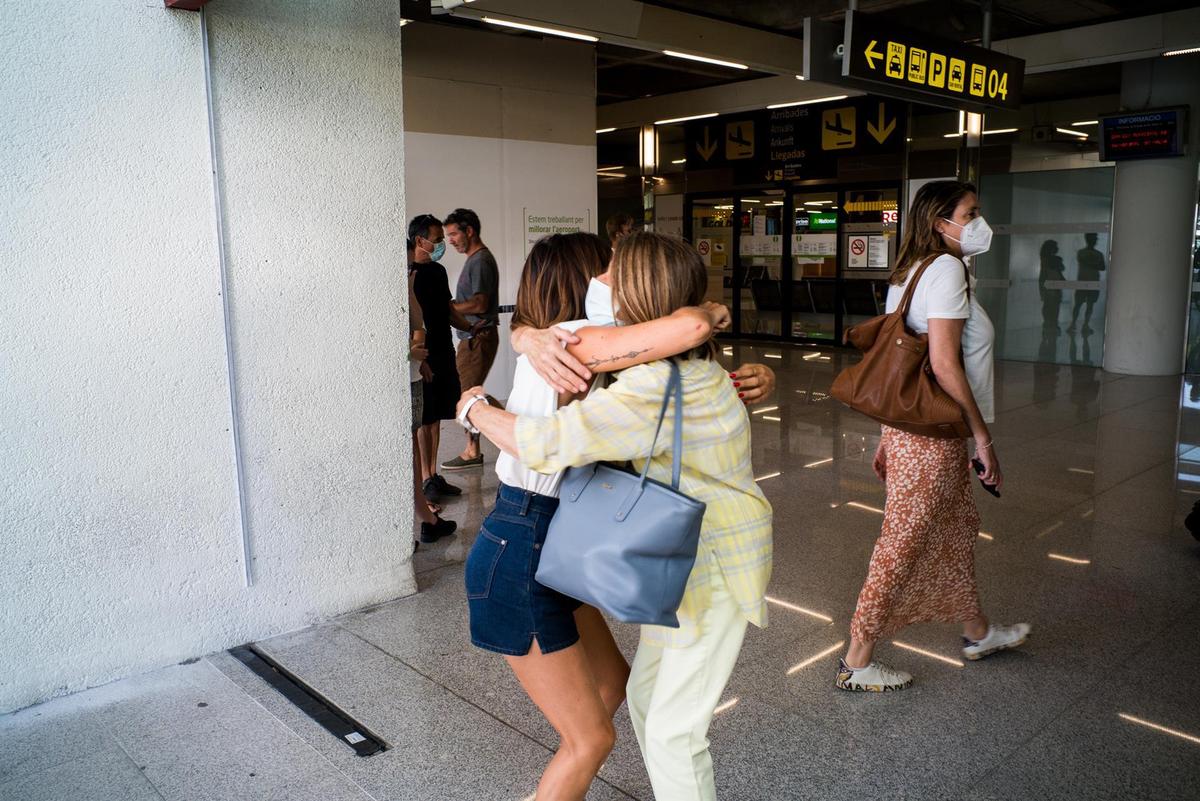 Dos personas se abrazan en el Aeropuerto de Palma de Mallorca.