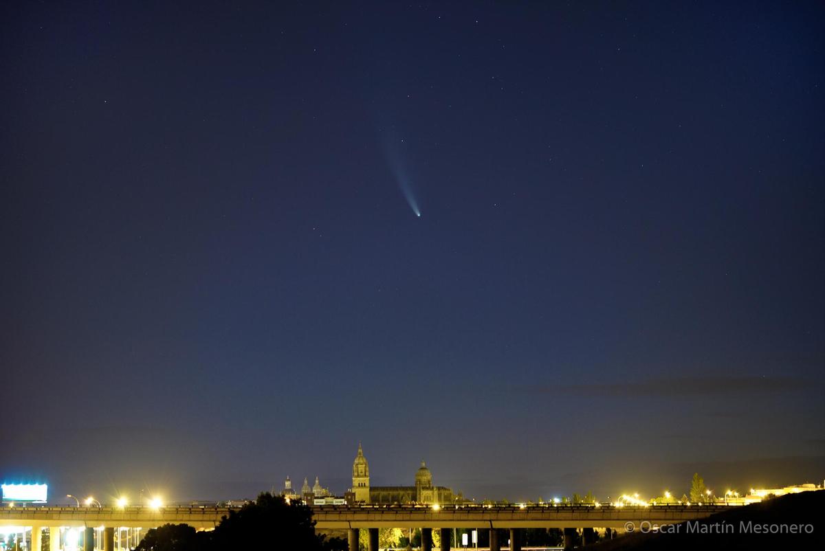 El cometa surcando el cielo con las Catedrales de Salamanca al fondo.