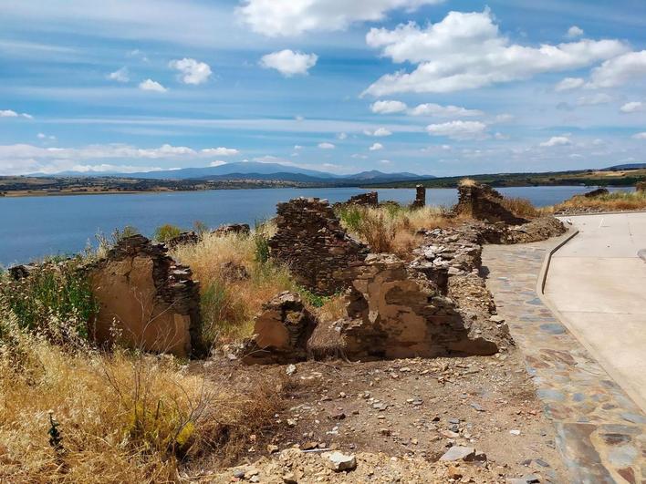 Solares en Salvatierra de Tormes con vistas directas al pantano y a la sierra