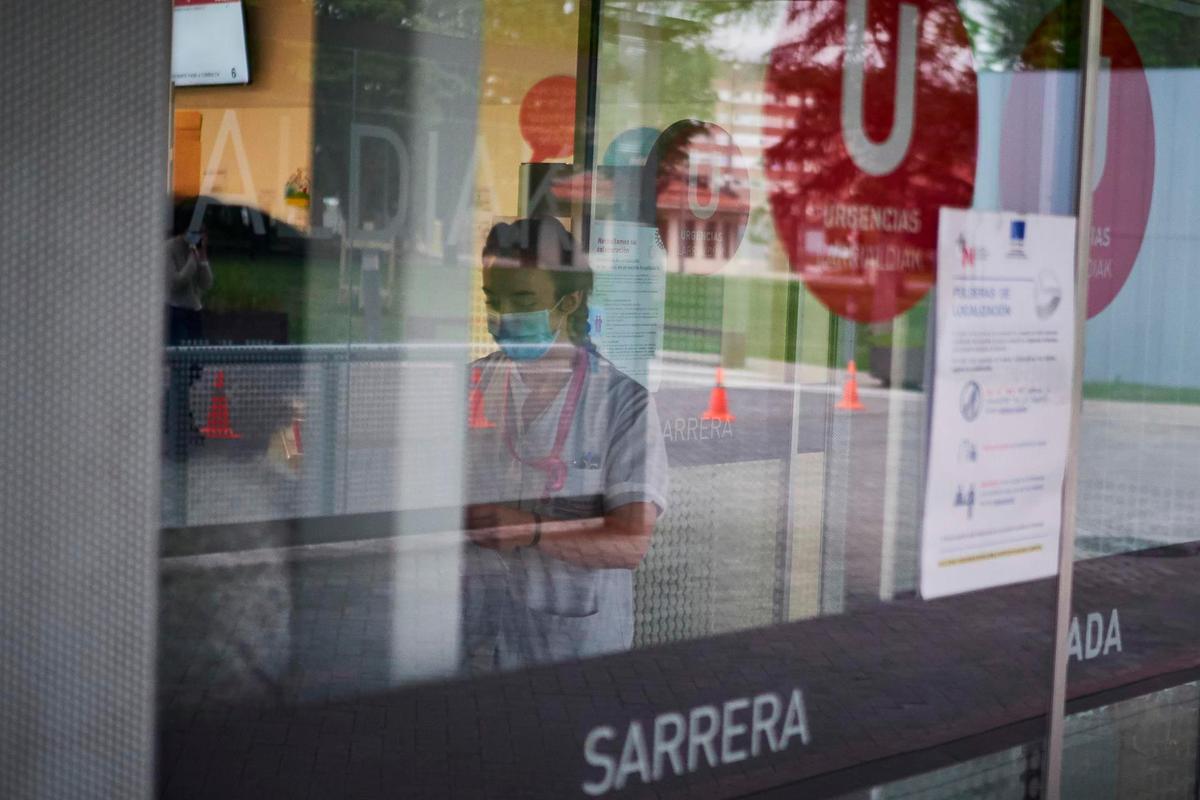 Una sanitaria protegida con una mascarilla trabaja en el Servicio de Urgencias del Complejo Hospitalario de Navarra.