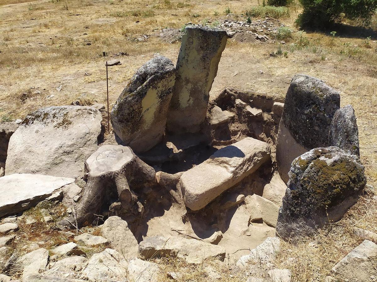 Parte central del dolmen, tumba colectiva, de la “Casa del Moro”.