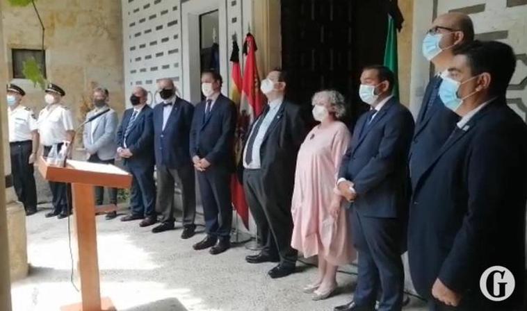 Minuto de silencio de las autoridades en el homenaje de la Cámara.