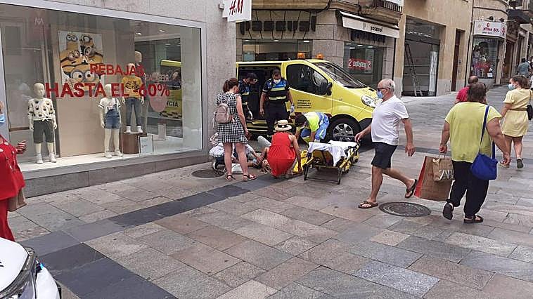 Las asistencias atendiendo a la mujer herida en la calle Toro.