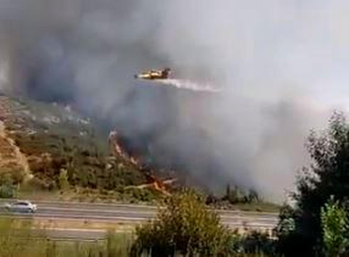 Los apagafuegos del 43 grupo destinados en Matacán trabajan en el fuego de Ourense