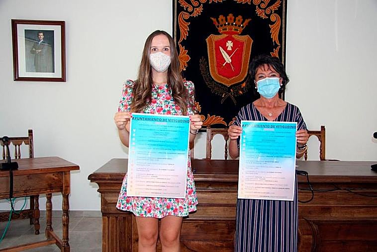 La concejal de Cultura y Festejos, Victoria Rodríguez, con la alcaldesa de Vitigudino, Luisa de Paz.