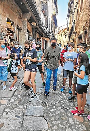 Pepe Rodríguez, paseando por las calles de La Alberca.