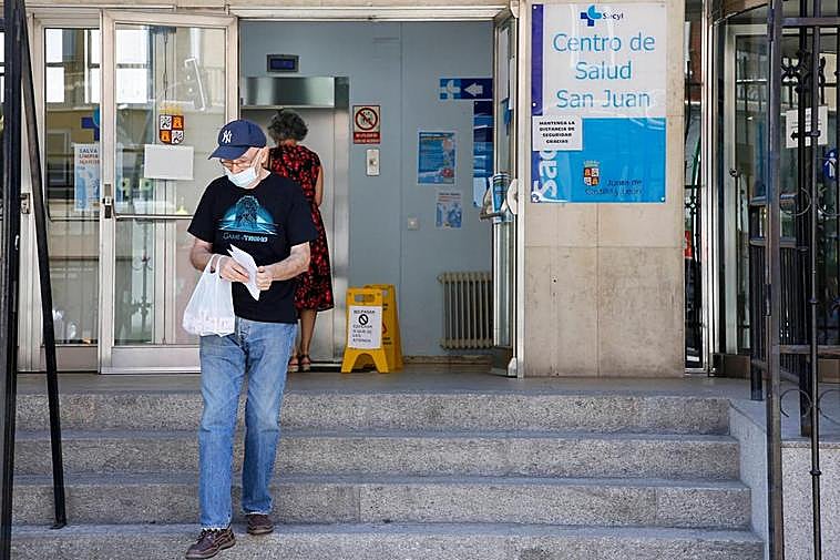 Un paciente sale del centro de salud de San Juan en fechas anteriores.