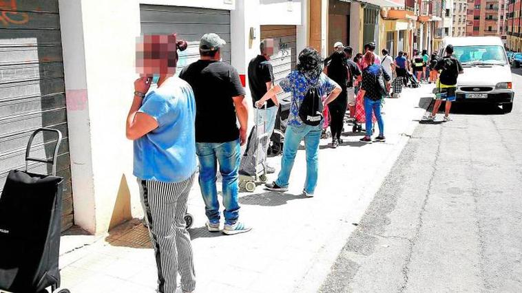 Salmantinos en la calle Escultores esperando para recoger fruta.