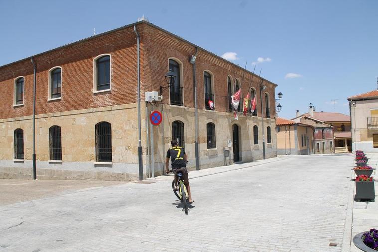 Un vecino circula en bici junto al Ayuntamiento de Cantalpino.