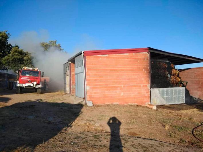 La nave almacenaba decenas de pacas de paja