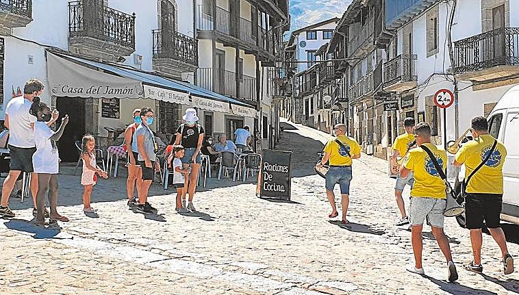 Imagen de la charanga La Escala 2.0 en el inicio del recorrido por Candelario para animar el fin de semana