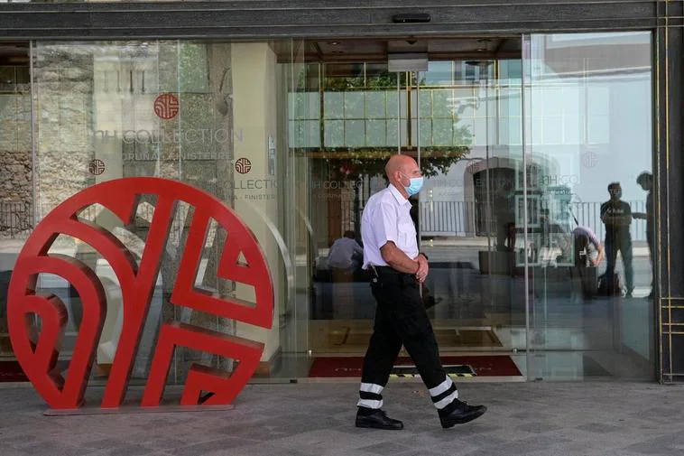 Vigilante de seguridad a las puertas del hotel donde se encuentran confinados los jugadores del Fuenlabrada.