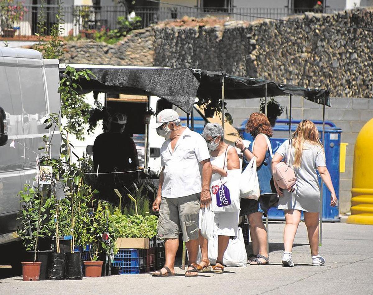 Asistentes al mercadillo semanal que se celebra en Lumbrales.