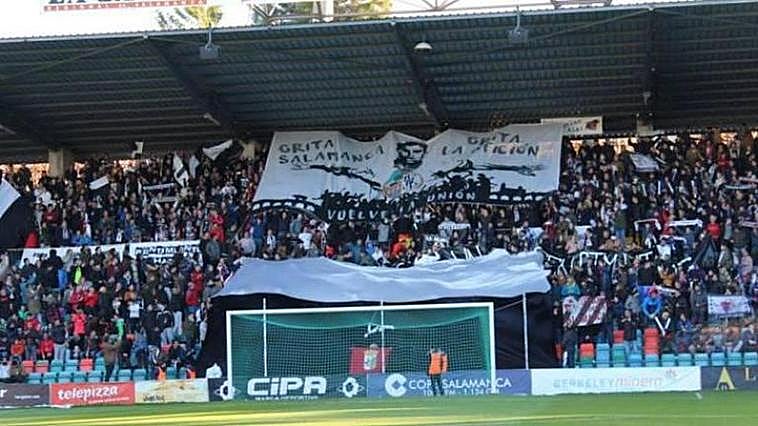 Vista del Fondo Sur del Helmántico durante un choque de liga.