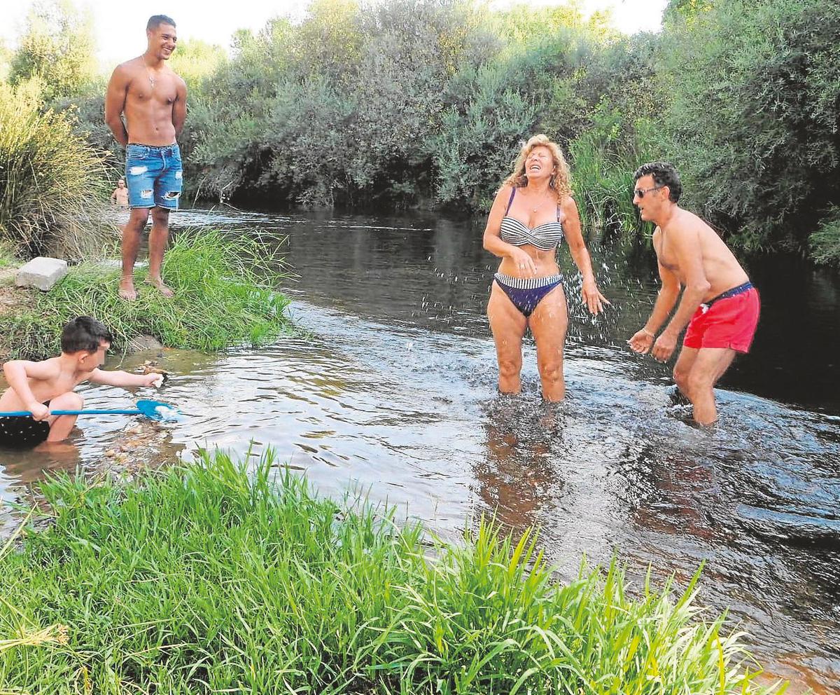 Una familia se refresca en el río Tormes.