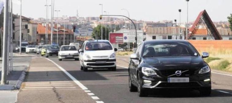 Tráfico en la calle Saavedra y Fajardor, que enlaza con las autovías salmantinas.