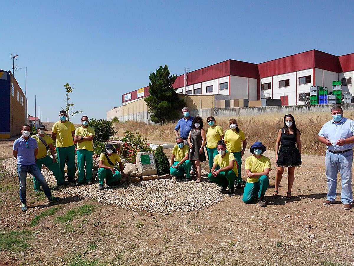 Representantes municipales con los alumnos en el nuevo jardín urbano.