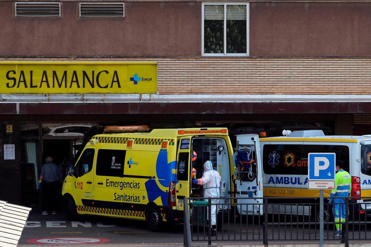 Ambulancias y personal sanitario a las puertas del Hospital Clínico de Salamanca.