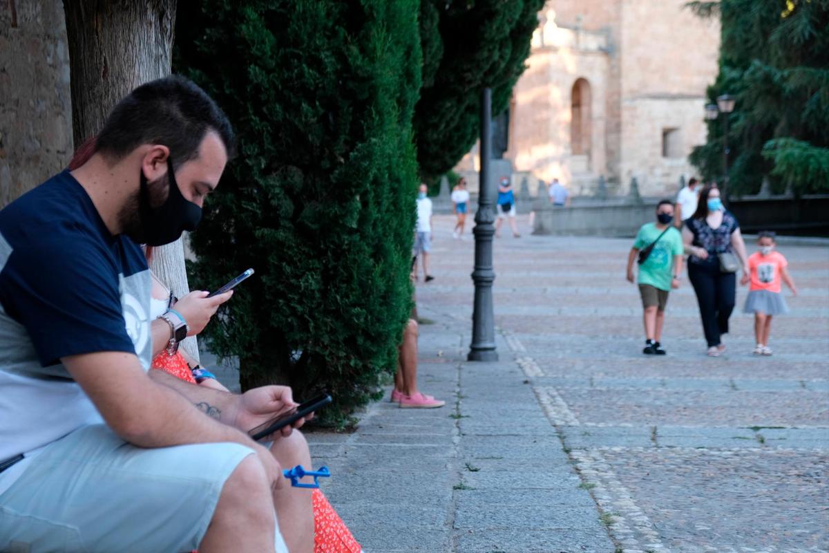 Un joven consulta su teléfono móvil ayer en el centro de Salamanca.