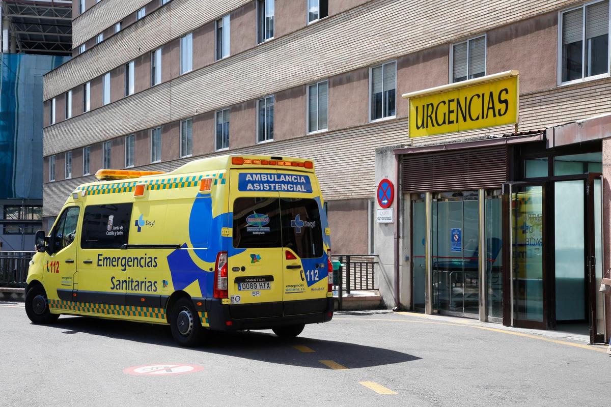 Una ambulancia aparca en la entrada de Urgencias del Hospital Clínico.