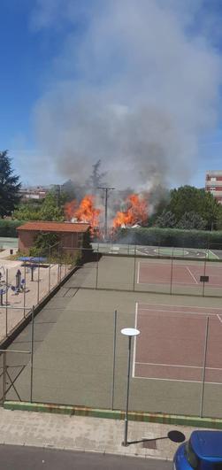 Alarma en Santa Marta por un fuego en el jardín de una residencia de la Fontana