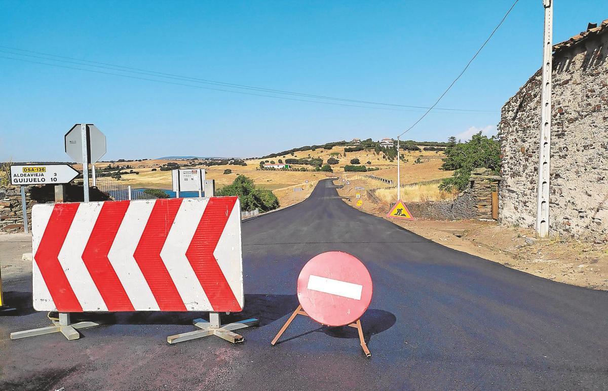 Inicio de la carretera cortada por las obras desde el municipio de Salvatierra de Tormes.