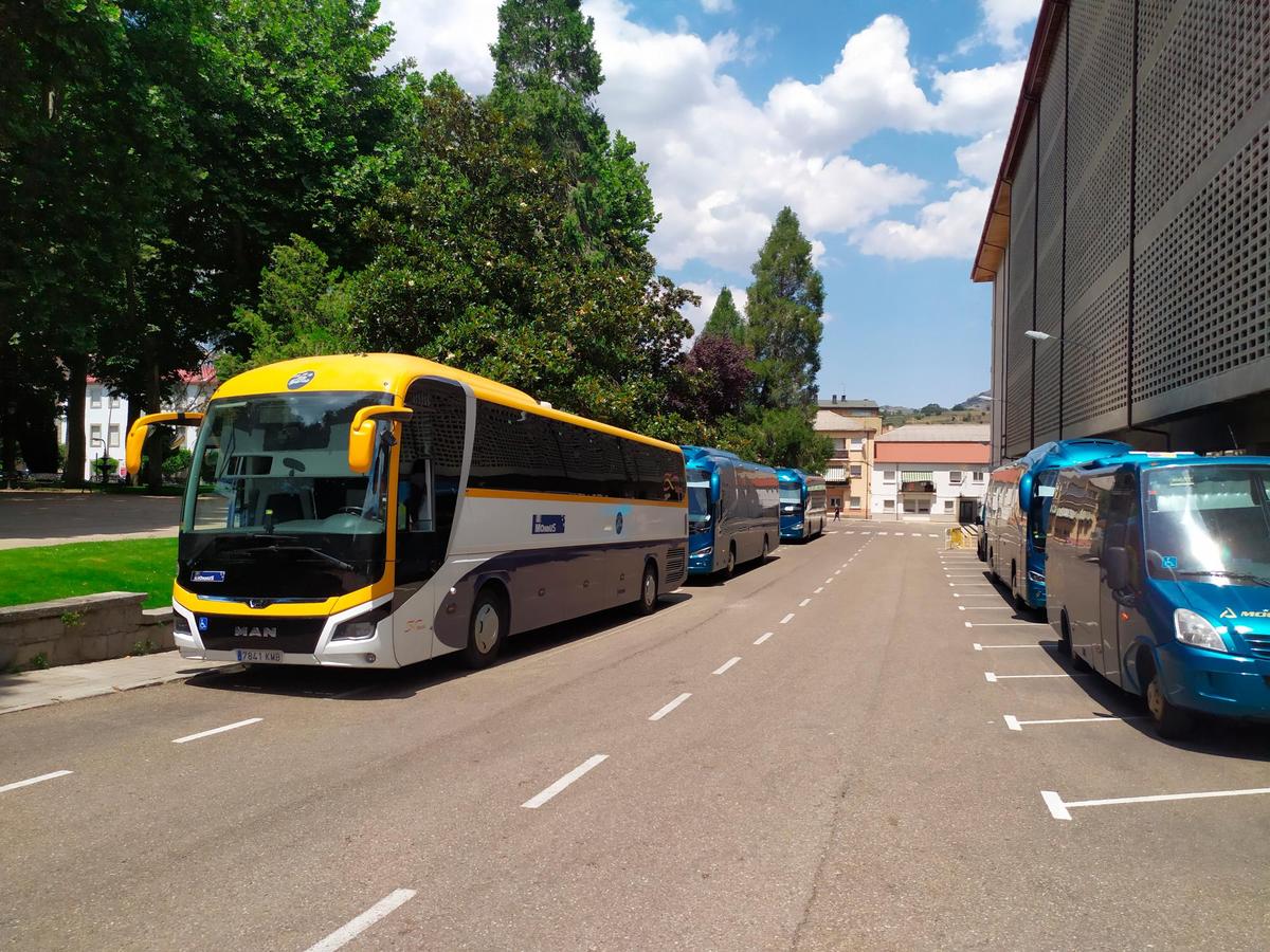 Autobús de la empresa responsable del servicio estacionado en Béjar.