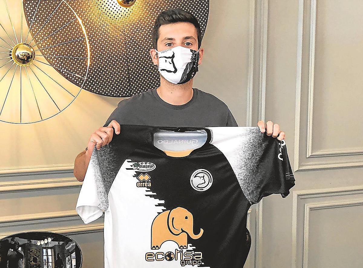 Nespral, con la camiseta y la mascarilla del Unionistas.