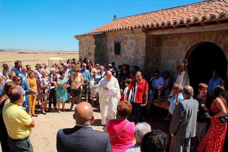 El día de la romería hasta la ermita se saca a la Virgen del Viso en procesión aunque este año se ha suspendido.