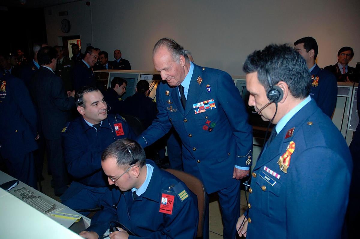 Juan Carlos I en su última visita oficial a Salamanca, en concreto a la Escuela Militar de Tránsito de Matacán en 2006.