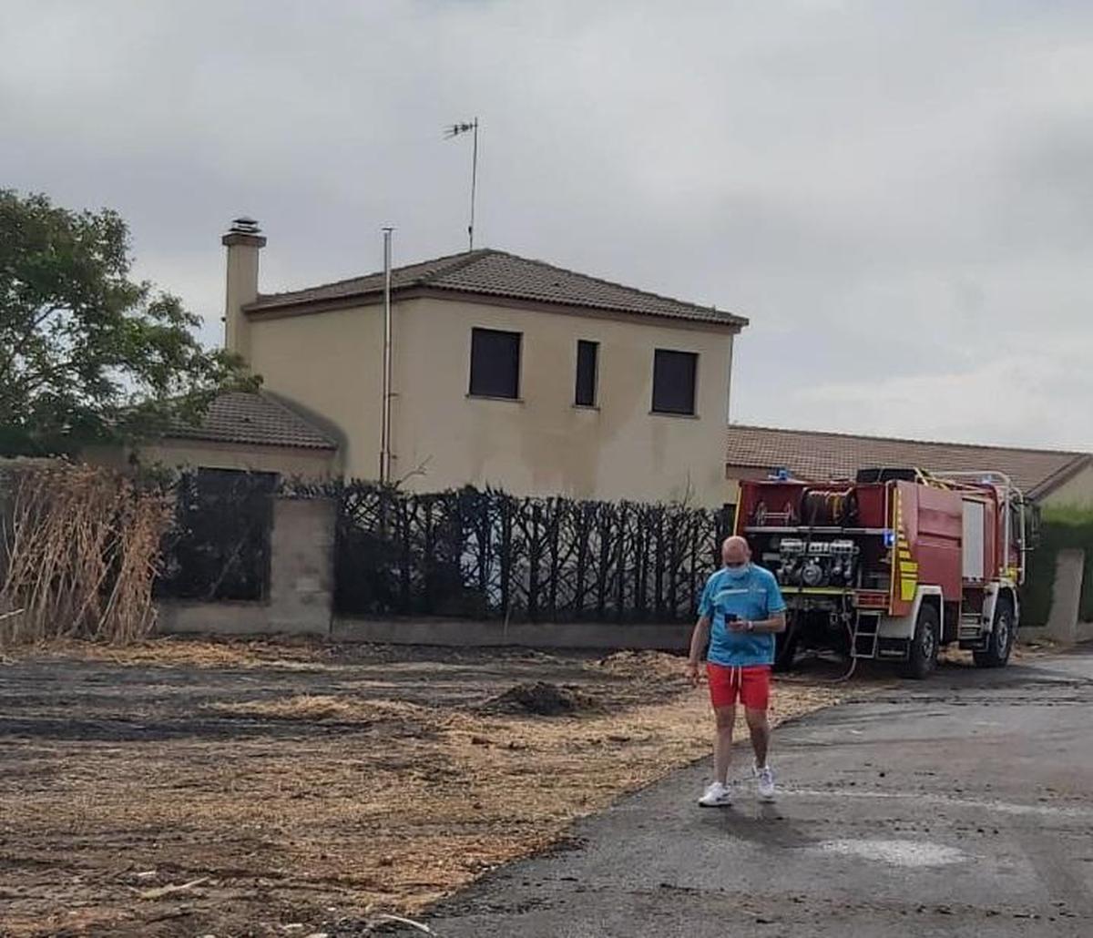 Alarma en La Vellés: arde un solar en pleno casco urbano y las llamas amenazan a las viviendas colindantes