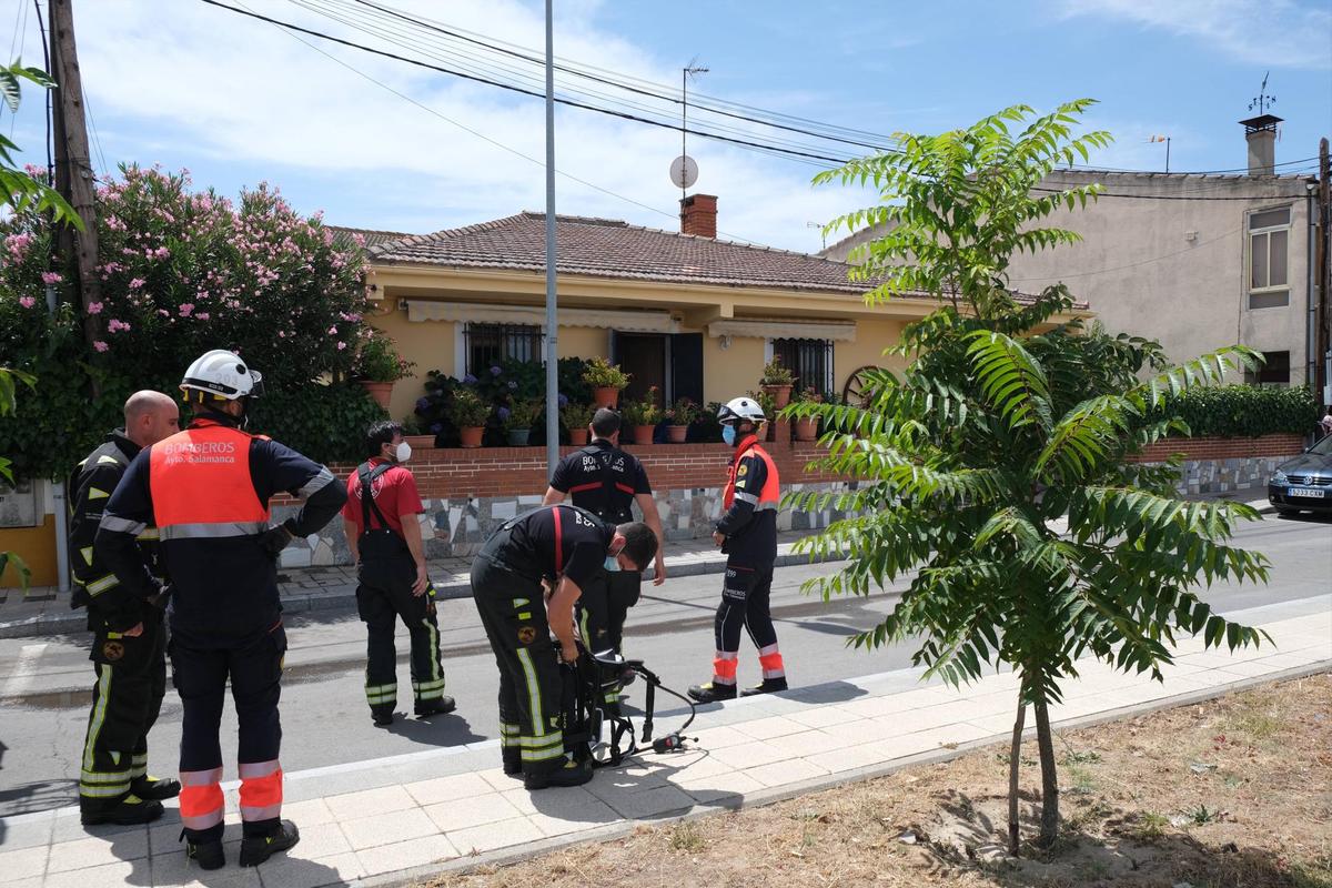 Bomberos trabajando en la calle Quilamas.