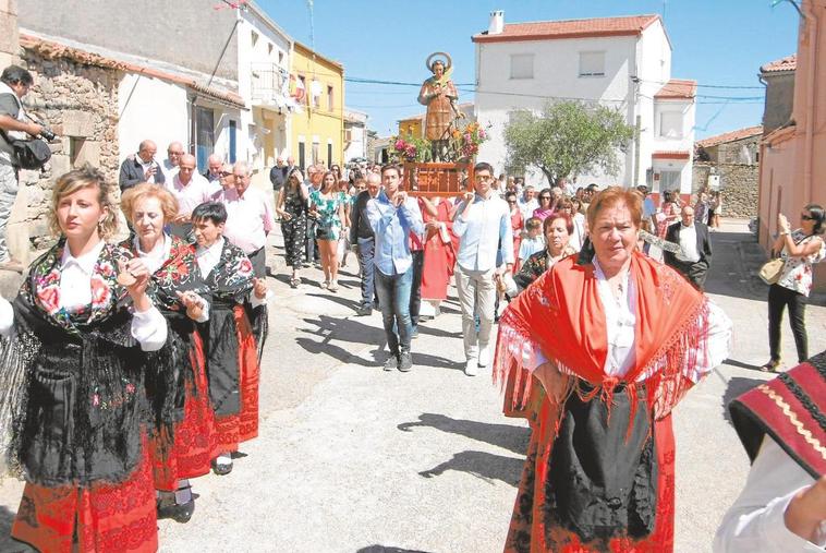 Procesión en La Zarza de Pumareda el verano pasado.