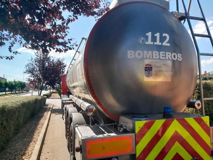 Los camiones cisterna de la localidad han tenido que regresar al municipio para llenar el depósito.