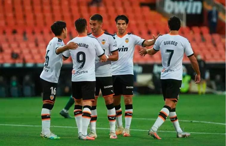 Los jugadores del Valencia, el primer equipo en informar este martes de los resultados