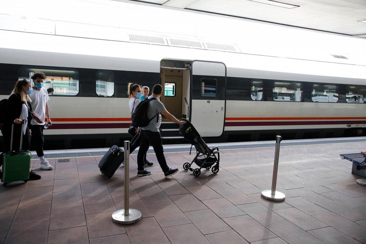 Viajeros procedentes de un Alvia de Madrid, en la estación de Salamanca.