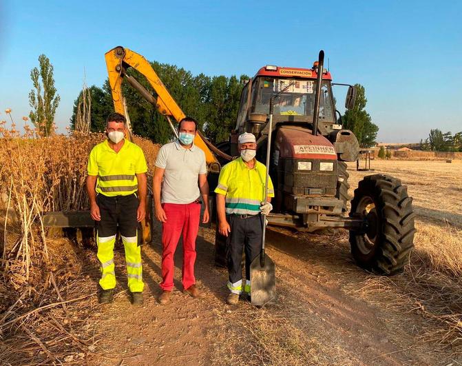 Los operarios y el edil Antonio L. Rodríguez en la labores de los caminos.