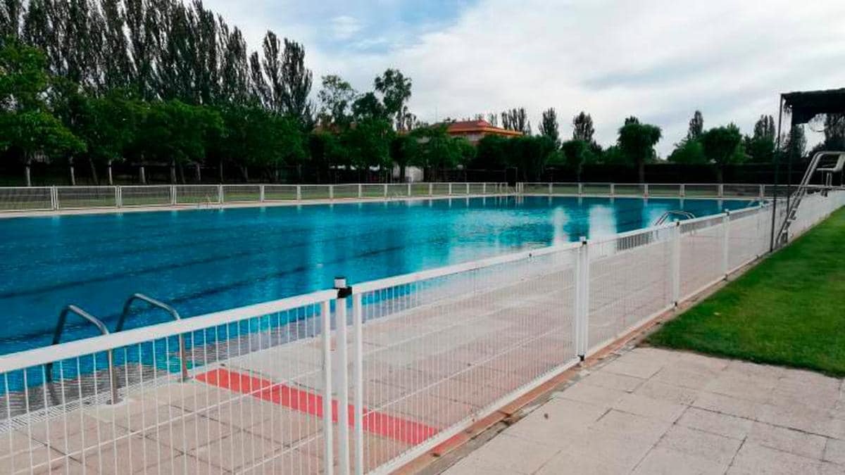 Imagen del recinto de las piscinas municipales de Santa Marta de Tormes.
